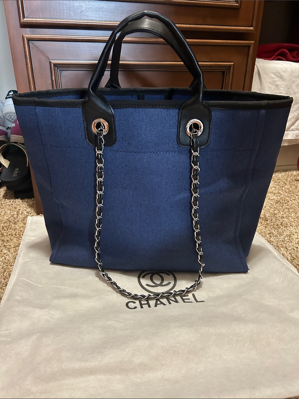 Designer Inspired Faux Novelty Fashion Tote w Chain Handles - Picture 2 of 3